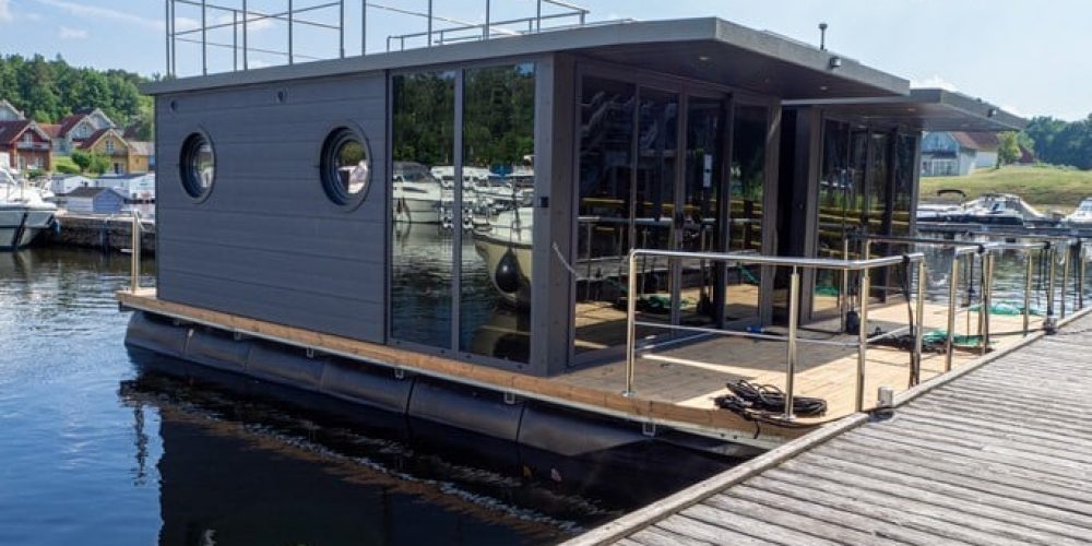 houseboat